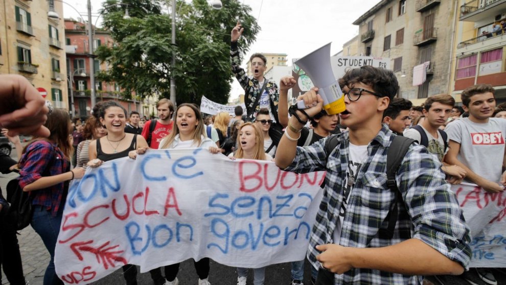 Studenti in piazza a Napoli